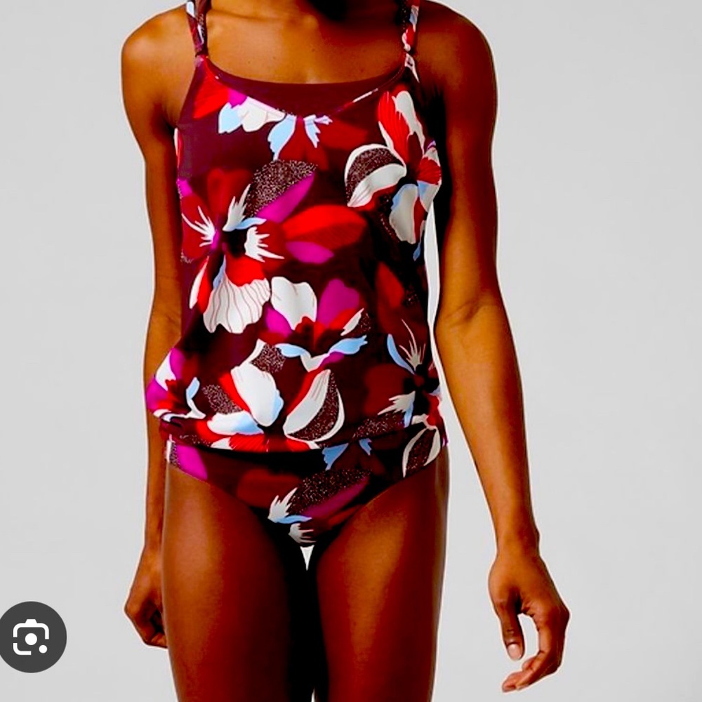 Just in time for Summer Fun!  NWT Athleta tankini top.